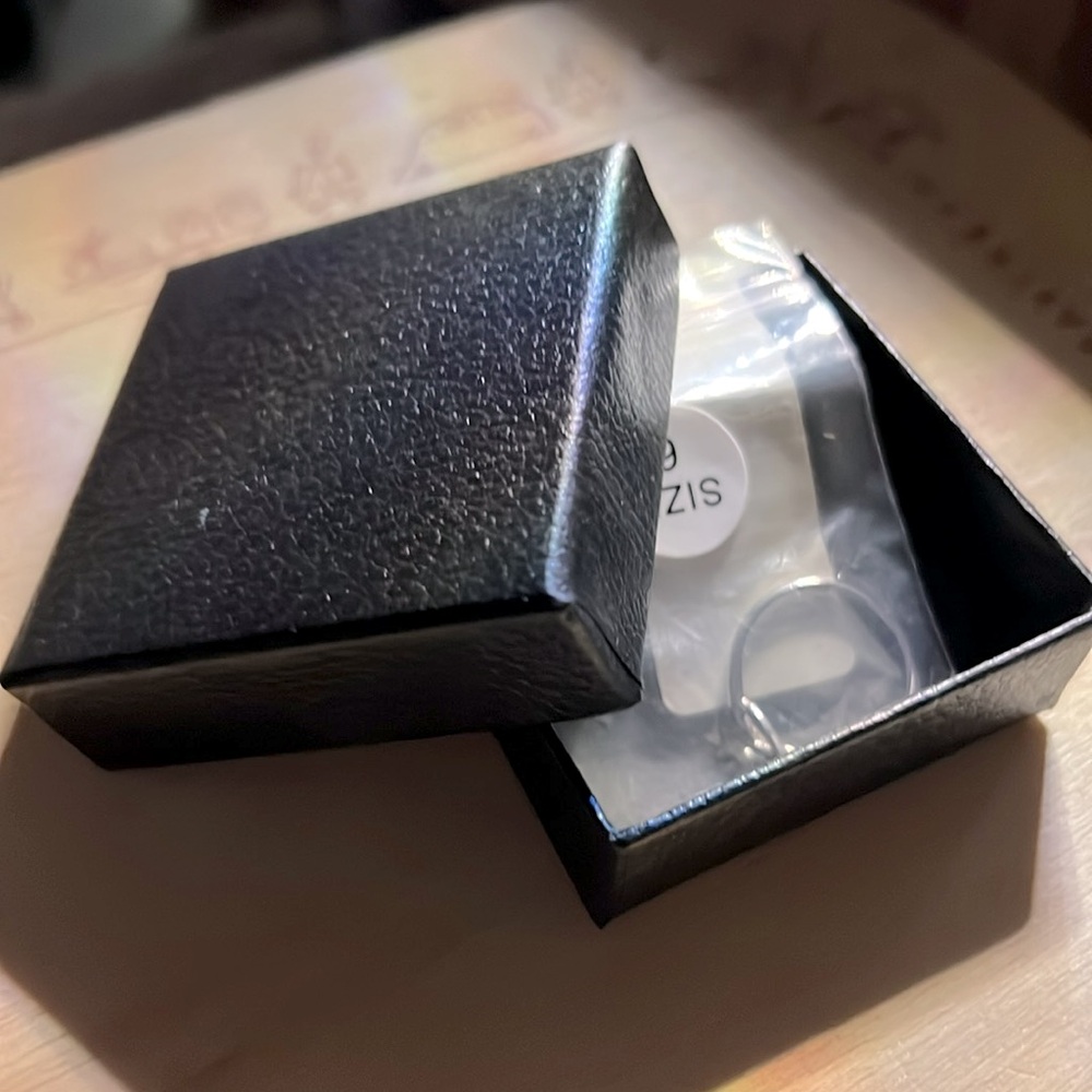 🔴 CLEARANCE NWT 💍 DAINTY STAMPED .925 STERLING SILVER KNOT RING/GIFT BOX Size 7 - Picture 5 of 5